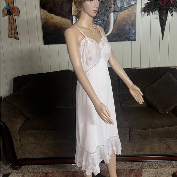 Vanity Fair • Vintage • Size 34 • Medium • Pink • Lace • Ruffle • Slip Nightgown - Picture 8 of 16